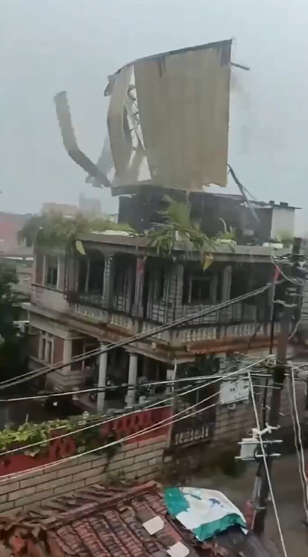 颱風杜蘇芮侵襲，金門地區28日多處傳出災情，有民眾錄下影片，一處民宅頂樓鐵皮遭狂風吹飛解體，相當嚇人。（民眾提供）中央社記者洪學廣傳真 112年7月28日