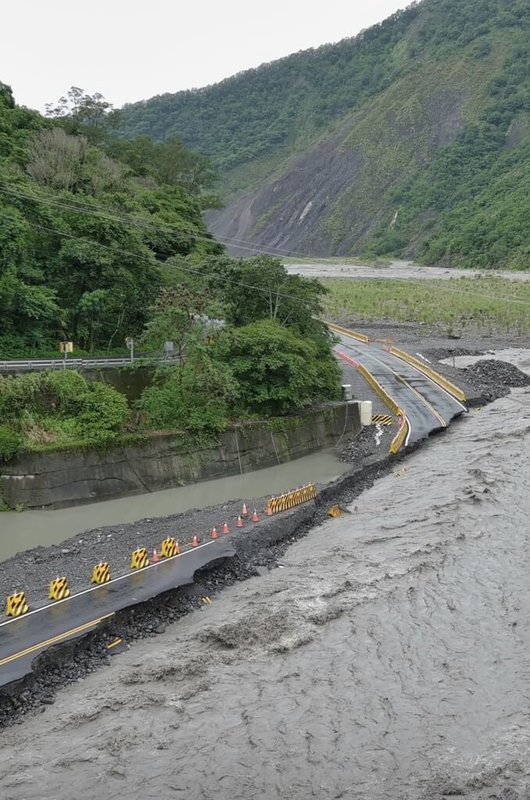 受到颱風杜蘇芮風雨影響，南橫公路梅蘭明隧道旁部分河床便道27日遭溪水淹沒。（高雄市原民會提供）中央社記者蔡孟妤傳真 112年7月28日