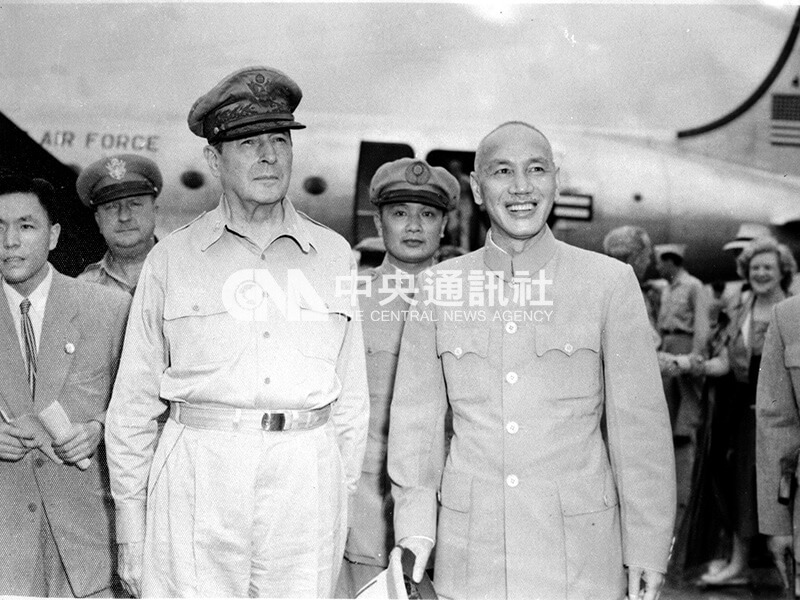 麥克阿瑟將軍（前左）韓戰期間訪台，蔣總統前往迎接。（中央社檔案照片）