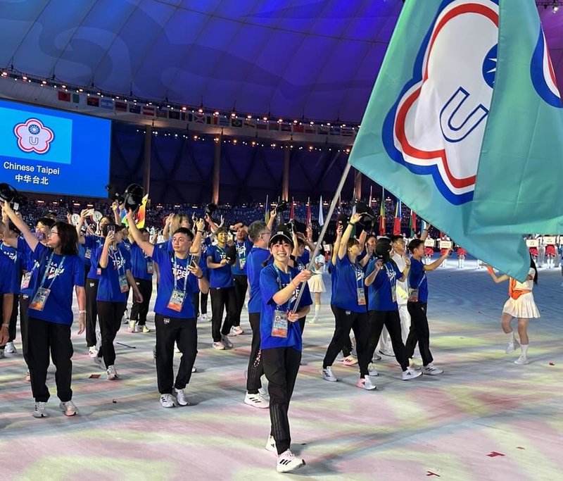 第31屆成都世大運28日晚舉行開幕儀式，台灣代表隊由「排球甜心」廖苡任（前）擔任掌旗官，率領65人進場。（大專體總提供）中央社記者黎建忠傳真  112年7月28日