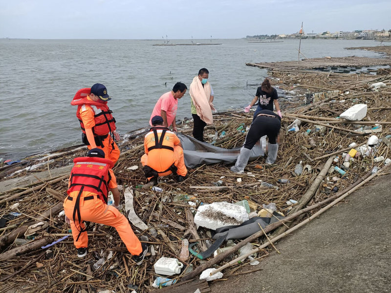 嘉義縣東石鄉公所附近海岸堤防旁29日上午發現一具男性浮屍，警消、海巡人員獲報到場，將遺體打撈上岸。（海巡署提供）中央社記者蔡智明傳真  112年7月29日