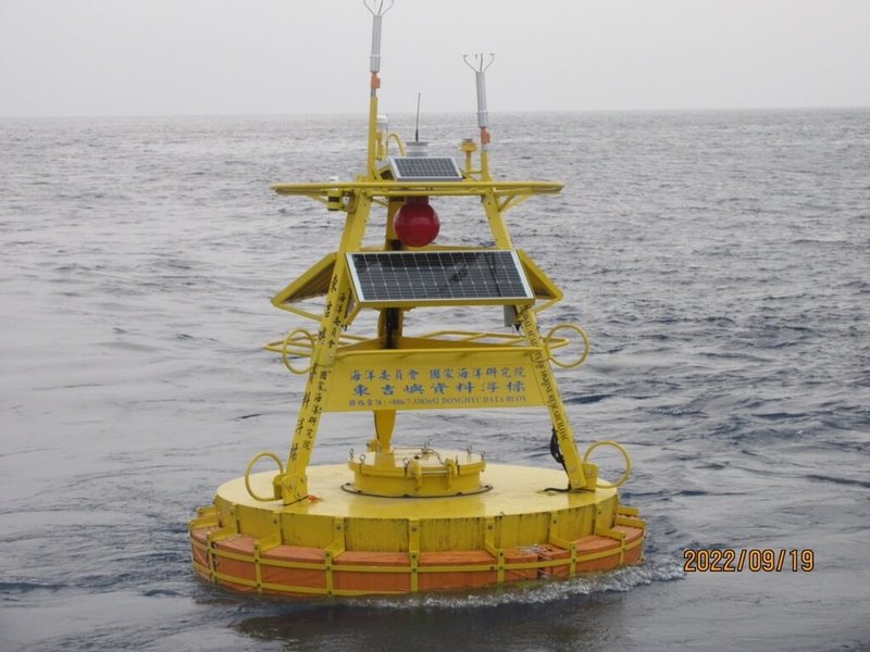 國家海洋研究院布設在東吉嶼海域的氣象資料浮標（圖）28日凌晨測得代表性波14.3公尺，瞬間最大波高逾20公尺，相當於超過7層樓高，破澎湖觀測最高紀錄。照片為2022年9月19日拍攝。（國家海洋研究院提供）中央社記者張祈傳真 112年7月29日
