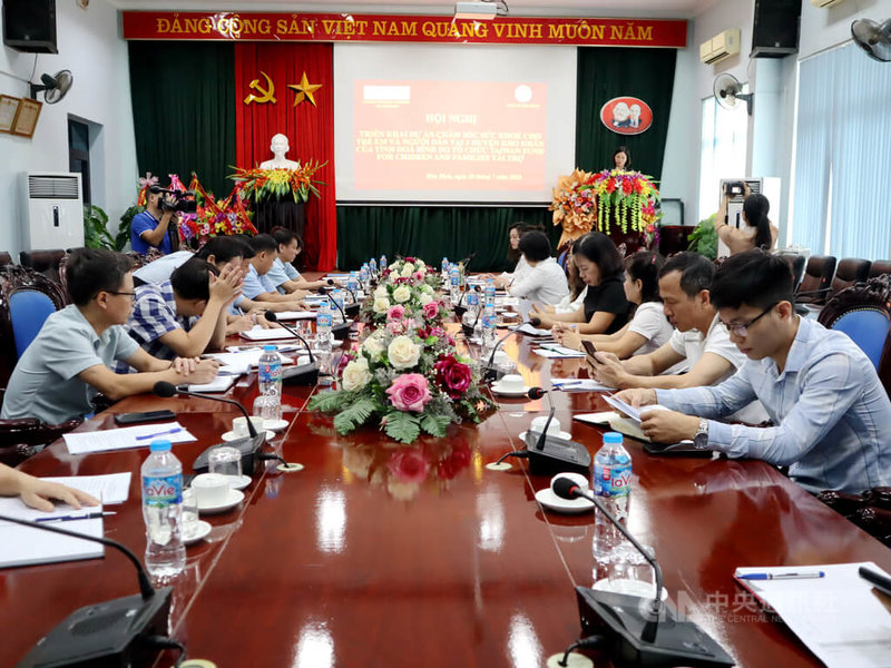 越南和平省約有85萬人,貧困戶比率約12%,少數民族占全省75%,民眾健康意識與醫療近用性低。家扶基金會5年挹注新台幣750萬元,推廣衛教、培訓醫療人員,盼提升偏鄉醫療,28日在和平省舉辦啟用與簽約儀式。中央社記者陳家倫和平省攝 112年7月29日