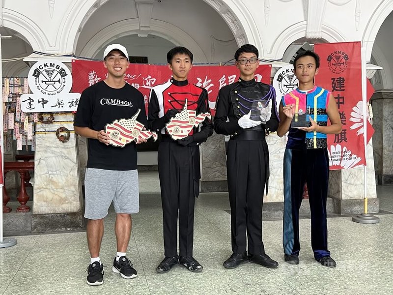 建國中學樂旗聯隊日前赴美參與2023世界盃行進樂隊大賽（WAMSB World Championships）獲多項大獎，榮耀返台，29日在台北分享心情，室外教練林義淳（左起）、室外指揮何浩星、建中樂旗聯隊長何書達、旗隊長王譽儒等人出席。中央社記者陳怡璇攝  112年7月29日