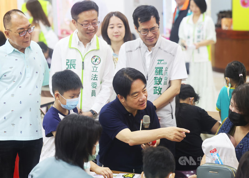 民進黨主席、總統參選人賴清德（前中，藍衣）29日上午前往新北市板橋區，出席由民進黨立委張宏陸（後左2）與羅致政（後右）舉辦的拼豆及夾娃娃親子活動。中央社記者趙世勳攝　112年7月29日