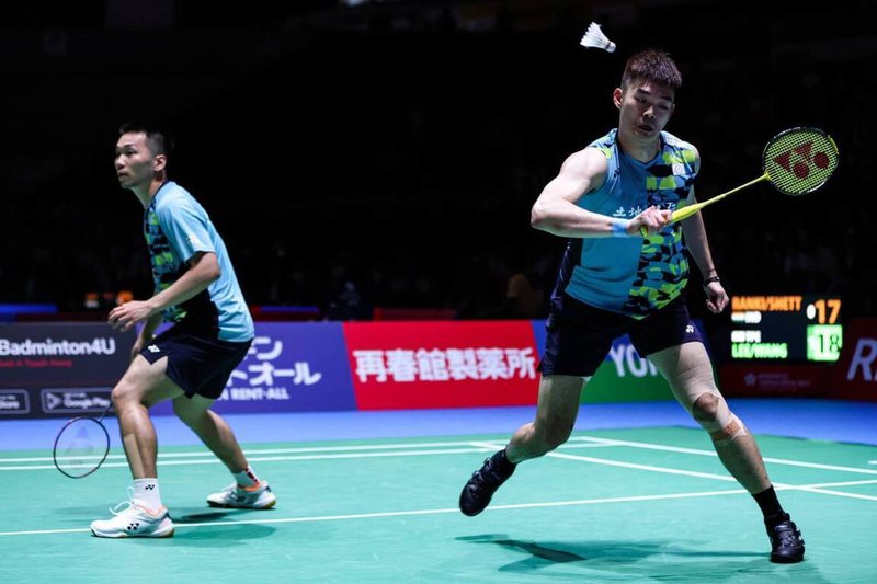 台灣男雙組合「麟洋配」王齊麟（右）與李洋（左）29日在日本羽球公開賽4強，對上世界第1的印尼組合，最終以21比19、21比10獲勝，順利挺進冠軍戰。（Badminton Photo提供）中央社記者黎建忠傳真  112年7月29日