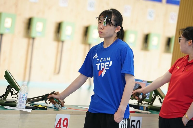 清華大學女子神射手陳俞如（中）29日在成都世大運女子10公尺空氣手槍決賽以215分摘下銅牌，這也是世大運台灣代表團29日所進帳的第2面獎牌。（大專體總提供）中央社記者黎建忠傳真  112年7月29日