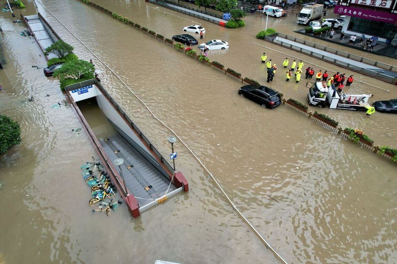 颱風杜蘇芮28日登陸中國，首當其衝的福建省遭暴雨襲擊。圖為29日福建福州市被水淹沒的五四路，地下道封閉。（中新社提供）