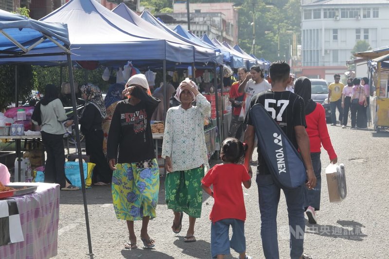 東馬沙巴拿篤小販市集叫賣聲不斷，尾隨顧客靠近食物攤位的兩名無國籍婦女，遭馬來攤主喝斥離開，不要妨礙市集生意，否則「將打斷雙腿」。中央社記者黃自強沙巴攝 112年7月29日