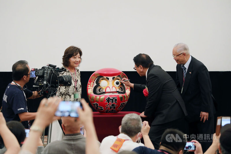 旅日台僑團體「全日本台灣連合會」29日在東京成立「全日本賴清德後援會」。賴清德競選總幹事、前屏東縣長潘孟安舉行「祈求民進黨提名總統參選人賴清德大選必勝」的為達摩點睛儀式。中央社記者楊明珠東京攝 112年7月29日