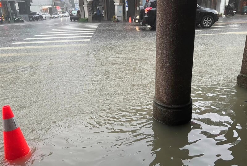 台中地區29日下午下起滂沱大雨，市區多處路段出現嚴重積淹水情形。（台中市議員江肇國提供） 中央社記者趙麗妍傳真 112年7月29日