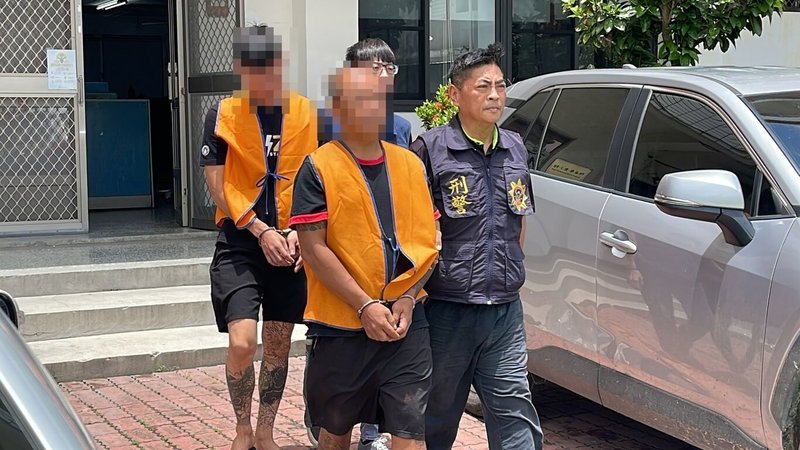 屏東縣恆春鎮的梅花鹿生態園區颱風夜遭竊賊偷走2隻幼鹿,還將1隻公鹿綑綁後丟包路邊。警方查出竊賊偷鹿販賣,29日逮捕2名犯嫌依竊盜罪送辦。(屏東縣恆春警分局提供)中央社記者洪學廣傳真 112年7月29日
