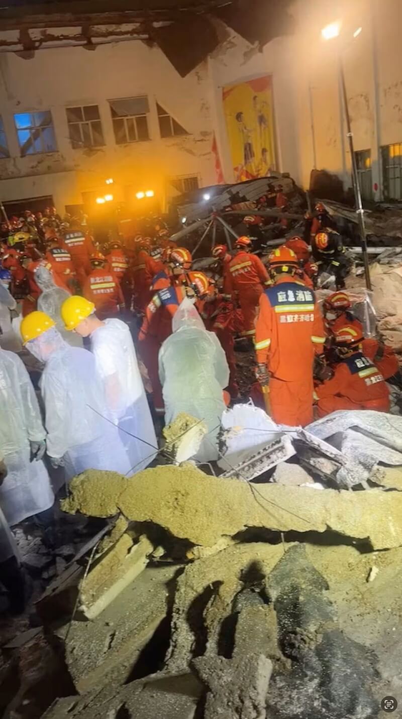 黑龍江省齊齊哈爾市一所中學體育館7月23日坍塌，消防人員到場搶救。（路透社）