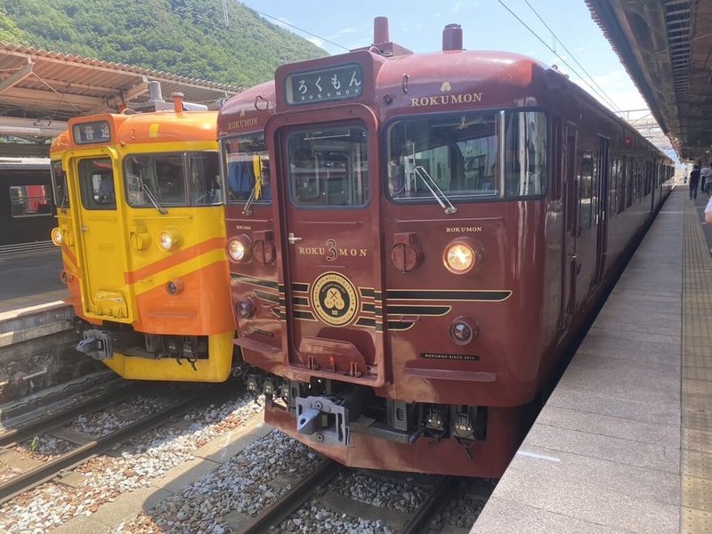 日本信濃鐵道曾在4年多前，將台鐵EMU100自強號外觀塗裝在信濃鐵道1列電車上（左），塗裝的列車將於11月卸裝後下線。（台鐵提供）中央社記者汪淑芬傳真  112年7月30日