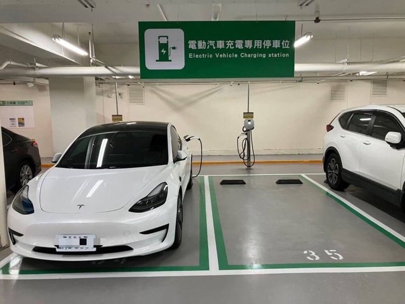 新竹市政府向交通部爭取「電動車充電樁建置計畫」，獲中央核定補助逾新台幣7000萬元，目標在2024年底前於全市公有停車場建置266支電動汽車充電樁。（新竹市政府提供）中央社記者魯鋼駿傳真  112年7月30日