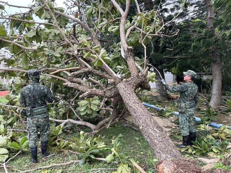 颱風杜蘇芮重創澎湖,第一作戰區的陸軍澎湖防衛指揮部在颱風警報解除後,出動1500多名兵力協助全縣1市5鄉災後復原工作,盼讓澎湖早日恢復災前風貌。(陸軍澎湖防衛指揮部提供) 中央社 112年7月30日