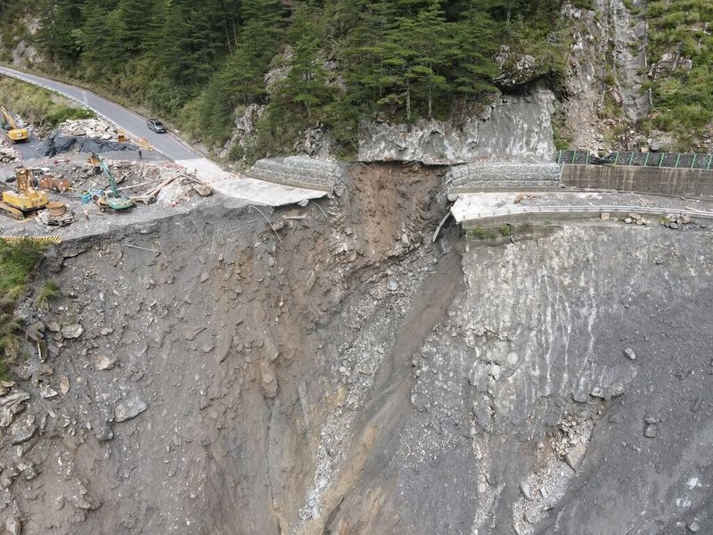 颱風杜蘇芮帶來大雨，造成南橫埡口平台至向陽間道路中斷，交通部公路總局第三區養護工程處30日表示，搶修施工期預定從31日起至10月30日，將禁止一般車輛通行。（交通部公路總局第三區養護工程處提供）中央社記者林巧璉傳真  112年7月30日