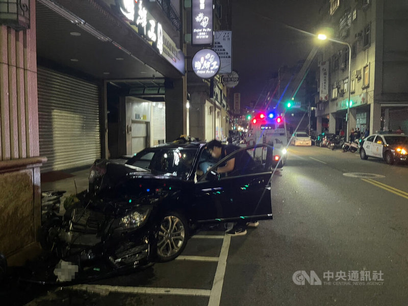 49歲莊姓男子29日深夜酒後開車至新北市蘆洲區永康街遭警攔檢時拒檢，並加速逃逸衝撞路邊停車，波及2輛汽車及9輛機車，警方尾隨追緝煞車不及摔傷，負傷壓制逮捕莊男送辦。（翻攝照片）中央社記者王鴻國傳真  112年7月30日