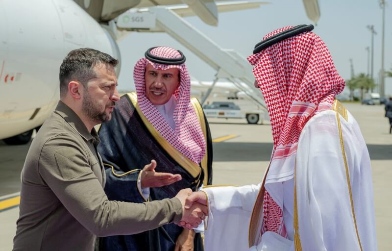 據報導，沙烏地阿拉伯將於8月主辦有關烏克蘭和平計畫的會議。圖為5月19日烏克蘭總統澤倫斯基（前左）抵達沙烏地阿拉伯參與阿拉伯聯盟峰會。（Saudi Press Agency/Handout via 路透社）