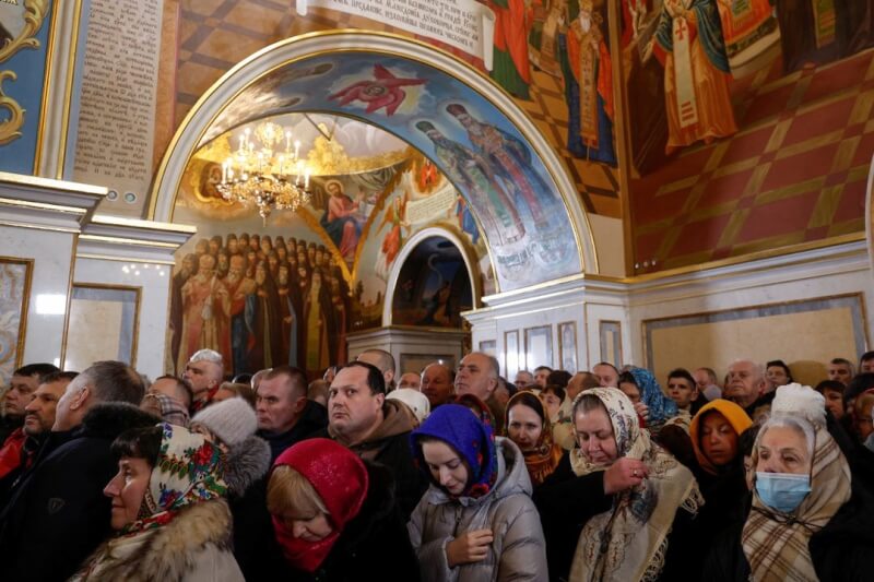 烏克蘭28日通過法案，將法定的耶誕節假日從承襲自俄羅斯東正教會的1月7日改為12月25日。圖為1月7日烏克蘭民眾在一處教堂內進行耶誕禮拜。（路透社）