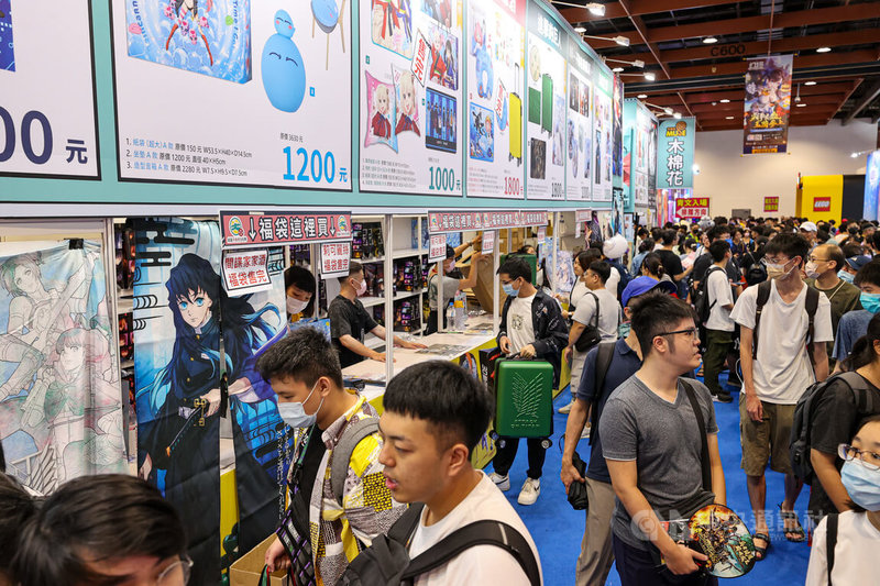 2023第22屆漫畫博覽會30日持續在台北世貿1館舉行,吸引許多漫迷入場參觀,現場買氣熱烈,許多福袋、週邊商品都已銷售一空。中央社記者鄭清元攝 112年7月30日