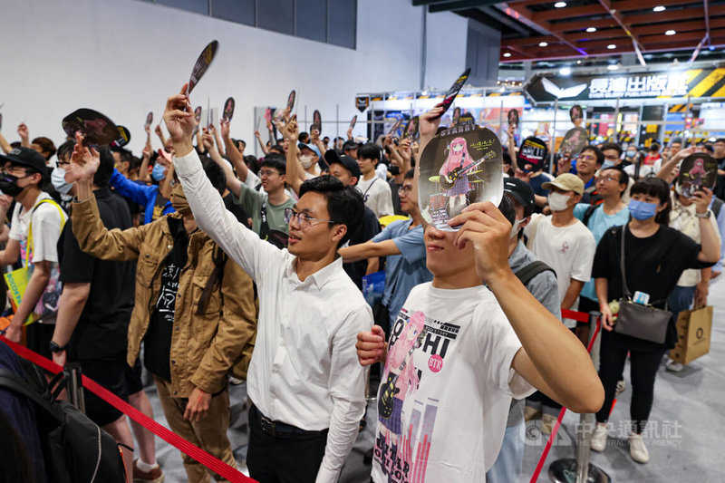 日本動漫「孤獨搖滾!」作者濱路晶30日在2023第22屆漫畫博覽會舉辦首場海外簽名會,有人身穿印著作品角色「小孤獨」後藤一里的襯衫到場,還有許多粉絲手持團扇。中央社記者鄭清元攝 112年7月30日