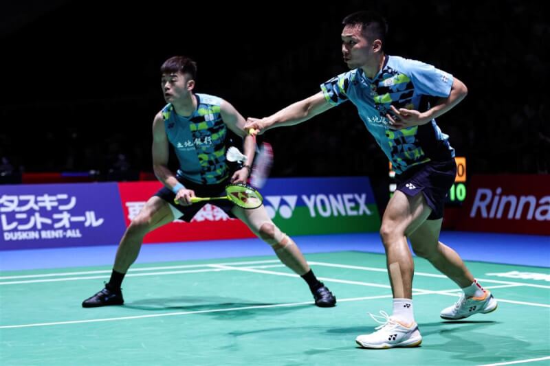 王齊麟（左）、李洋（右）30日在日本羽球公開賽男雙決賽擊敗世錦賽金牌組合，如願登頂奪冠。圖為29日比賽畫面。（Badminton Photo提供）