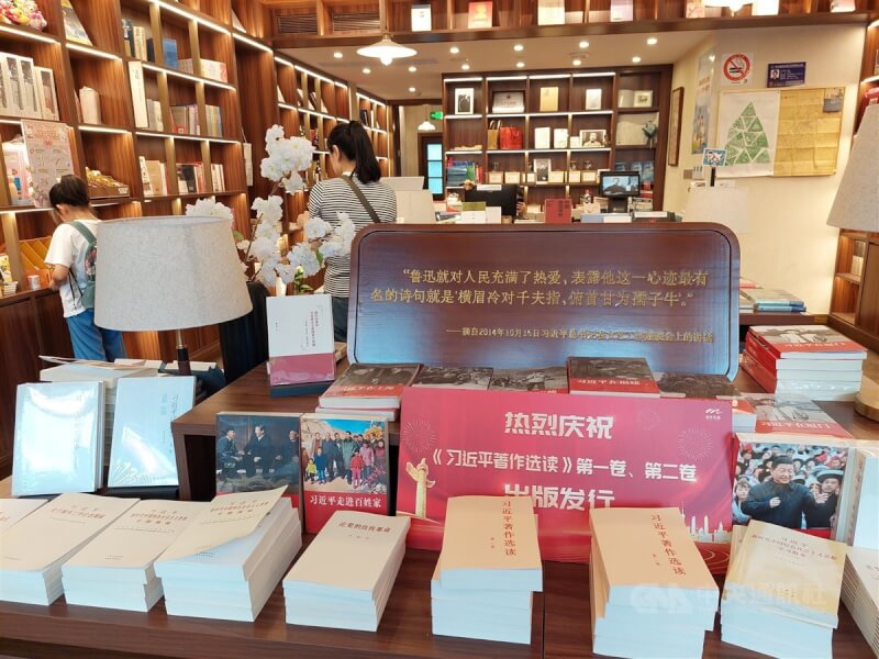 上海的文化景點常見中共總書記習近平語錄。在「1927．魯迅與內山紀念書局」，即便是紀念魯迅，也要引用習近平2014年在文藝工作座談會上的講話。中央社記者張淑伶上海攝 112年7月30日