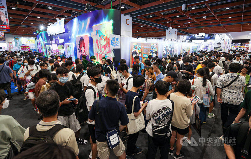 2023第22屆漫畫博覽會30日持續在台北世貿1館熱鬧展開,現場聚集眾多動漫迷,在攤位前排隊等候參觀。中央社記者鄭清元攝 112年7月30日