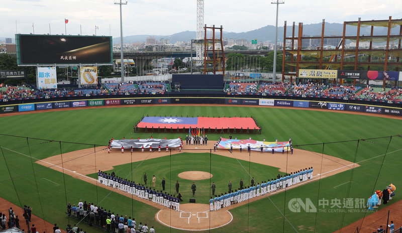 2023中華職棒明星賽30日在台中洲際棒球場開打，陸軍特戰指揮部官兵在場中展開巨幅國旗，與三軍旗隊以挺拔姿態站在球場中央，相互輝映。中央社記者張新偉攝　112年7月30日