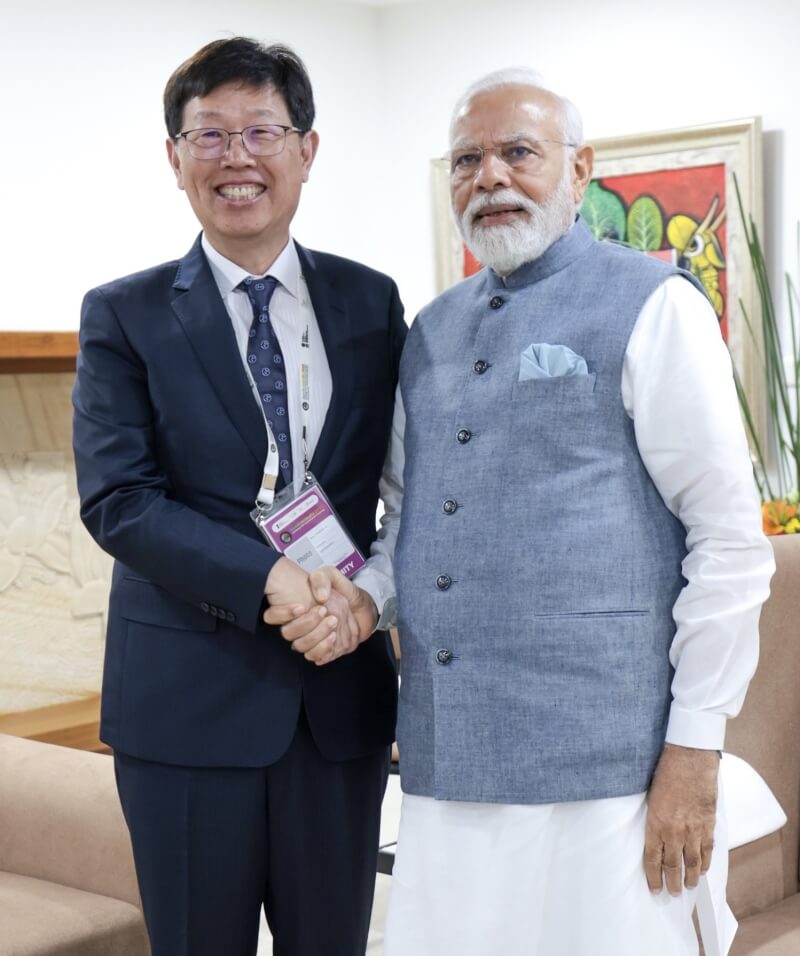 鴻海集團董事長劉揚偉（左）利用在印度出席半導體論壇的機會，拜會印度總理莫迪（右）。（圖取自twitter.com/HonHai_Foxconn）