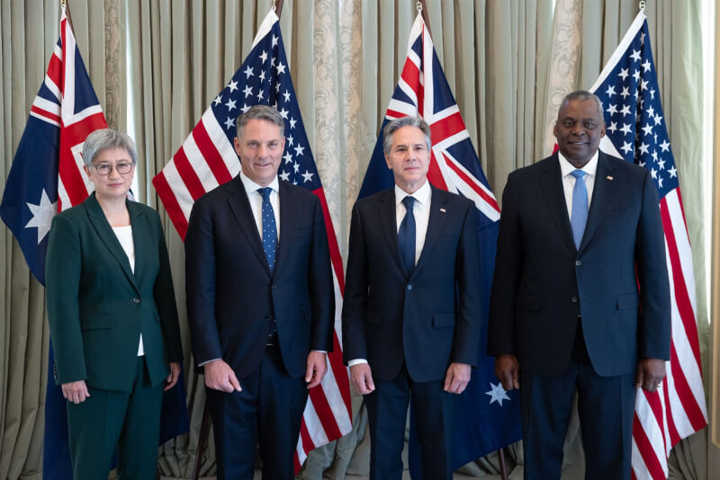 美國國務卿布林肯（右2）、國防部長奧斯汀（右1）29日與澳洲外交部長黃英賢（左1）、副總理兼國防部長馬勒斯（左2）在澳洲召開「澳美部長諮商會議」。（圖取自twitter.com/SecBlinken）