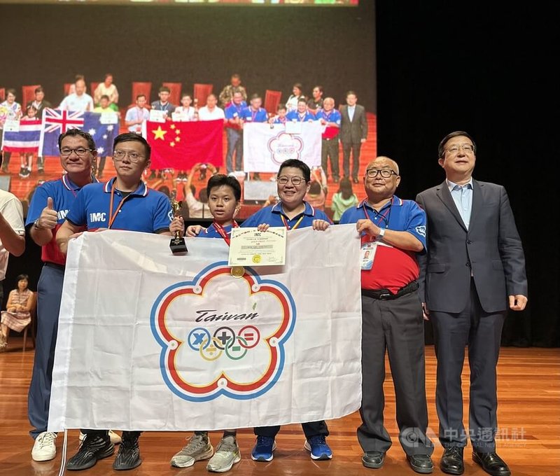 第19屆IMC國際數學競賽30日在新加坡舉行頒獎典禮，台灣學生表現優異，其中，竹科實驗中學國一生謝承叡（右4）以滿分獲得七年級總冠軍。中央社記者侯姿瑩新加坡攝 112年7月30日