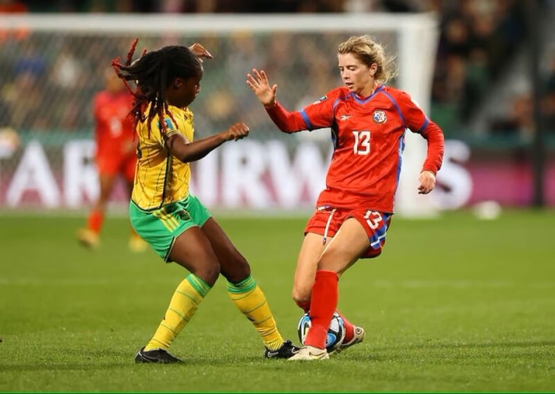 2023女子世界盃足球賽29日進行F組賽事，牙買加（黃衣）以1比0擊敗巴拿馬（紅衣），奪下隊史在世界盃的首勝。（路透社）