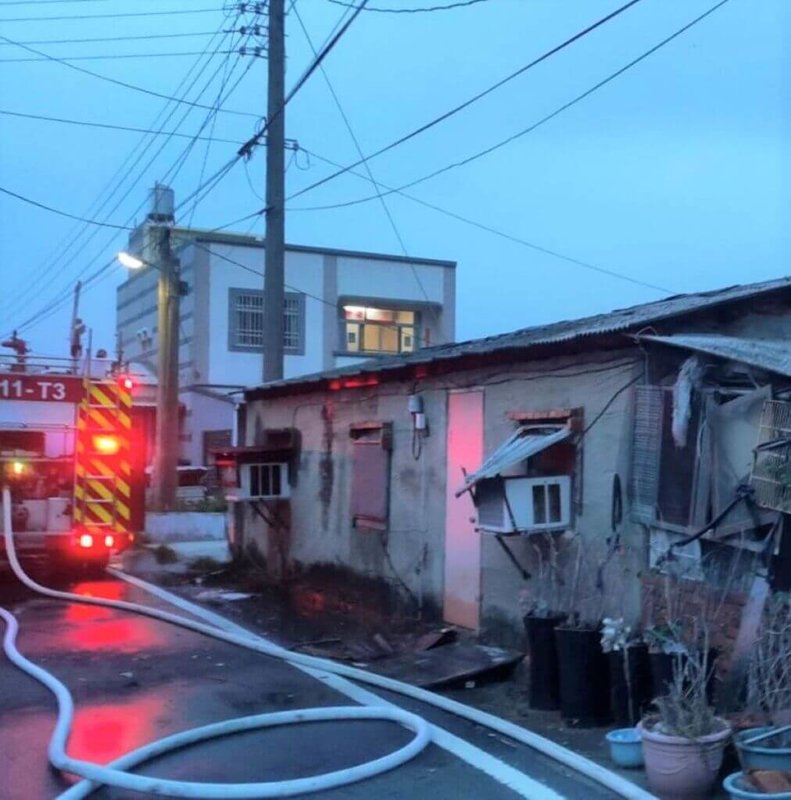 嘉義縣東石鄉31日下午發生火警，一名男子受困屋內，消防人員到場搶救，但男子被救出時身體多處燒燙傷、已無呼吸心跳，緊急送醫仍不治。（嘉義縣消防局提供）中央社記者蔡智明傳真  112年7月31日