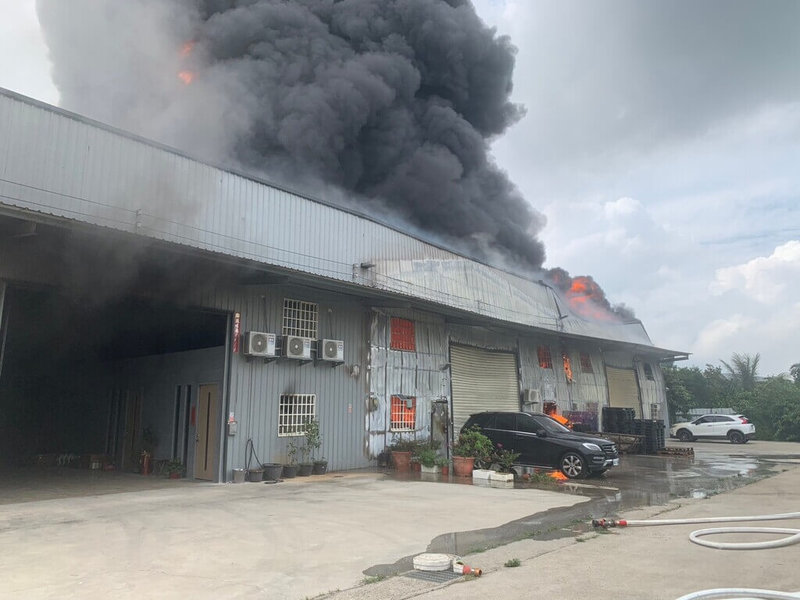 台中市神岡區一處倉庫31日上午發生火警，現場冒出大量濃煙、爆炸火焰，消防局獲報立即出動人車前往救援。（民眾提供）中央社記者趙麗妍傳真  112年7月31日