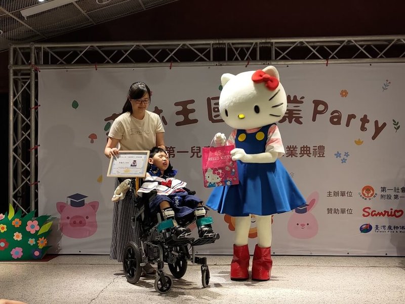 第一社會福利基金會附設私立第一兒童發展中心31日舉辦早療幼兒畢業典禮,日本三麗鷗家族人氣明星角色Hello Kitty(凱蒂貓)也到場獻上滿滿祝福。(第一社會福利基金會提供)中央社記者陳婕翎傳真 112年7月31日