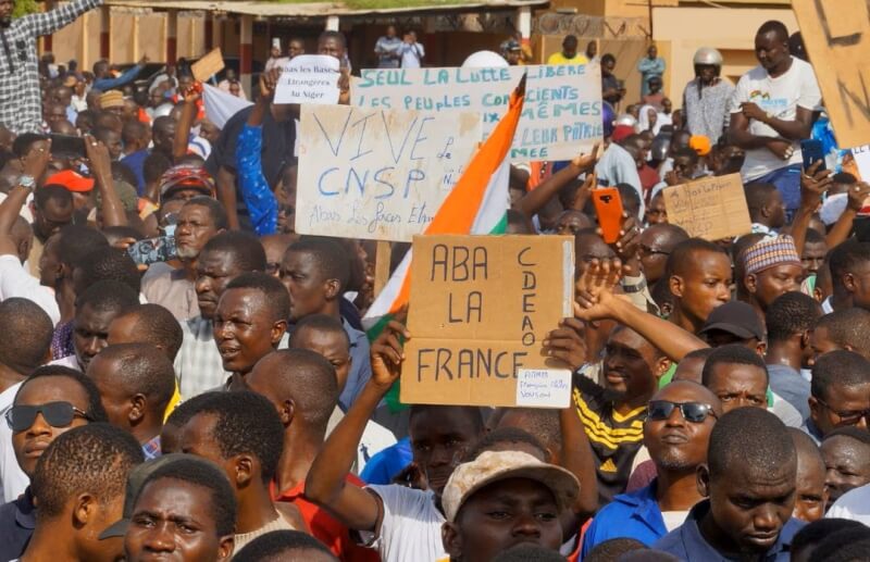 尼日26日政變，軍方支持者30日發動示威，上千人包圍法國使館，高喊「法國滾蛋，俄國萬歲」。（路透社）