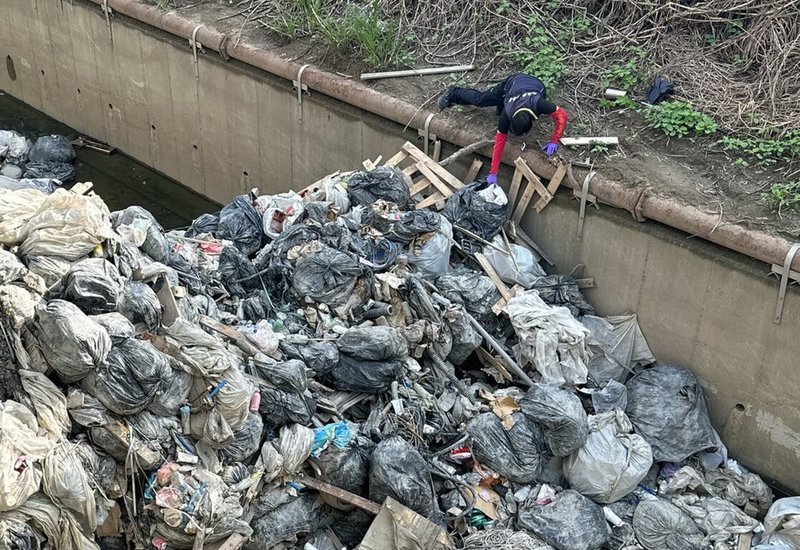 嘉義縣環保局21日接獲通報，指不肖業者半夜載運廢棄物傾倒水上鄉溪洲村大排，環保局立即派員到場蒐證並與警方合作調閱沿路監視器，已鎖定疑似行為車輛，將依法嚴辦。（嘉義縣環保局提供）中央社記者蔡智明傳真  112年7月31日