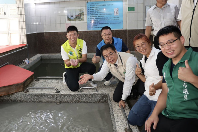 台南市警察局經管的關子嶺警光山莊將於8月1日恢復營運,台南市長黃偉哲(前右3)等人7月31日在啟用儀式後視察設施。(台南市政府提供)中央社記者楊思瑞台南傳真 112年7月31日