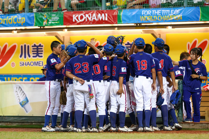 2023年第7屆U12世界盃棒球賽預賽持續在台南進行中，台灣隊（圖）預賽第3戰31日交手德國隊，終場以13比2、5局奪勝，確定晉級複賽。圖為台灣小將們圍圈集氣。（世界棒壘球總會提供）中央社記者謝靜雯傳真 112年7月31日