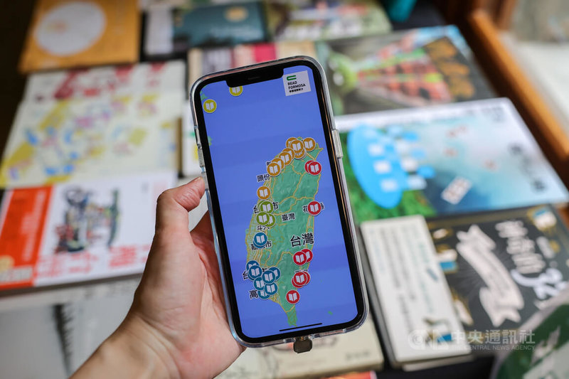 文化部「獎勵實體書店串聯辦理創新書市活動」共計獎勵39案，每案串聯在地數十家書店、出版社、藝文團體及學校、圖書館、政府機關等單位，將於全台及離島接力舉辦上百場書市與近千場閱讀推廣、藝文體驗活動，鼓勵民眾重新走進實體書店。中央社記者裴禛攝  112年7月31日