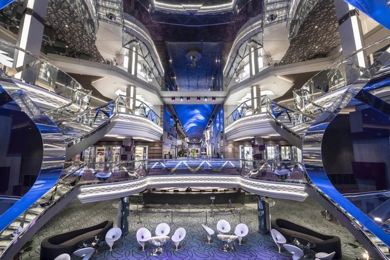 地中海郵輪「MSC榮耀號」17.2萬噸,總長度315公尺、高65公尺,2019年下水,最大載客量5686人,船上主要特色包括鑲嵌6萬1440顆水晶的施華洛世奇水晶旋轉樓梯等。(地中海郵輪提供)中央社記者汪淑芬傳真 112年7月31日