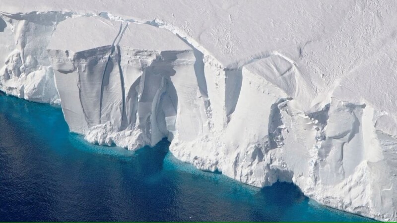 在北半球遭破紀錄熱浪侵襲之際，正處於隆冬的南極洲，海冰面積已滑降至同期的空前低點。（NASA/Handout via路透社）