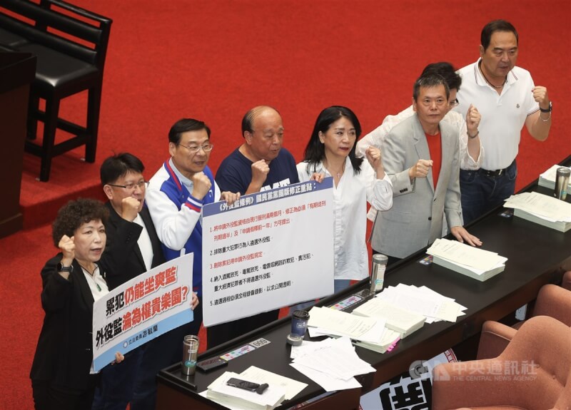 立法院31日三讀修正通過外役監條例部分條文,國民黨立委在議場內持標語看板表達意見。中央社記者謝佳璋攝 112年7月31日