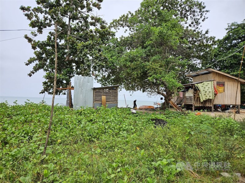 東馬沙巴東岸漁村居住大批是捕魚好手的蘇祿族與巴瑤族漁夫，他們的家就在沿海的沙灘，讓台商箍緊這群無國籍人士的家庭。中央社記者黃自強沙巴攝 112年7月31日