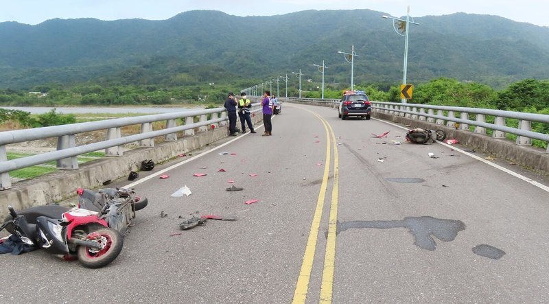 花蓮縣鄉道花44線中興橋31日發生2輛機車相撞車禍，其中一名騎士當場失去呼吸心跳，緊急送醫仍宣告不治；現場車體零件散落四處，足見撞擊力道猛烈。（民眾提供）中央社記者李先鳳傳真  112年7月31日