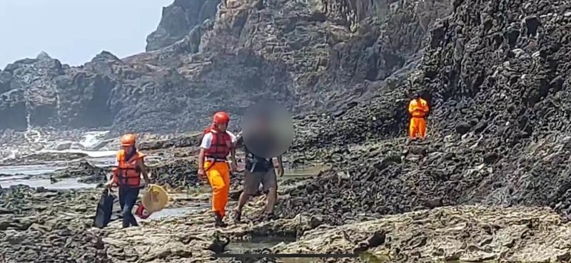 台東綠島柚子湖31日有2名浮潛客疑被海流帶離岸際失去蹤影，海巡署綠島安檢所獲報馳援，其中男子自行游上岸（圖），另名女子則被救援上艇，但意識不清，後續由空勤送往台東馬偕醫院治療。（海巡署東部分署第一三岸巡隊提供）中央社記者李先鳳傳真  112年7月31日