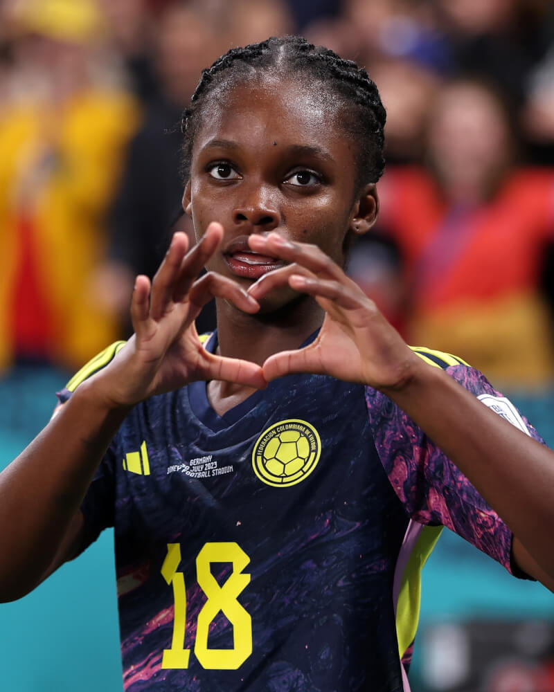 哥倫比亞女足隊30日在抗癌少女凱塞多（圖）領軍下，以2比1贏過2屆冠軍德國隊。（圖取自twitter.com/FIFAWWC）