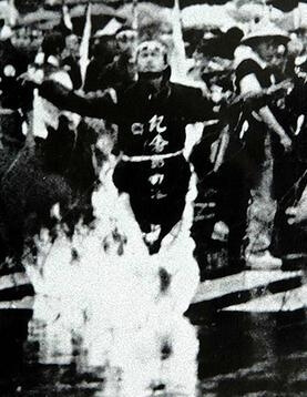 1989年5月19日鄭南榕出殯，攝影家潘小俠拍下社運者詹益樺自焚現場。（圖取自維基共享資源，版權屬合理使用）